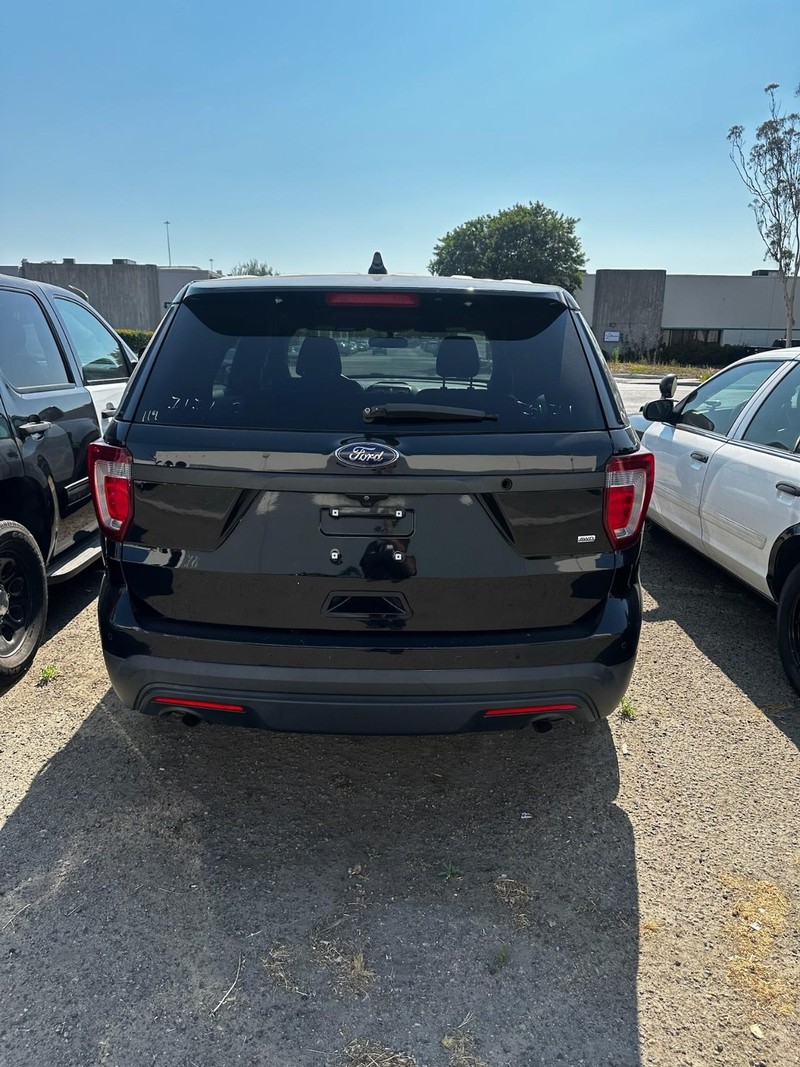 Ford Explorer Vehicle Full-screen Gallery Image 04