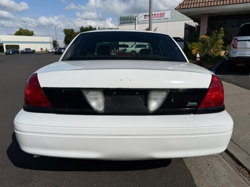 Ford Crown Victoria Vehicle Full-screen Gallery Image 05