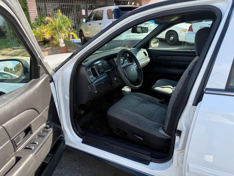 Ford Crown Victoria Vehicle Full-screen Gallery Image 08