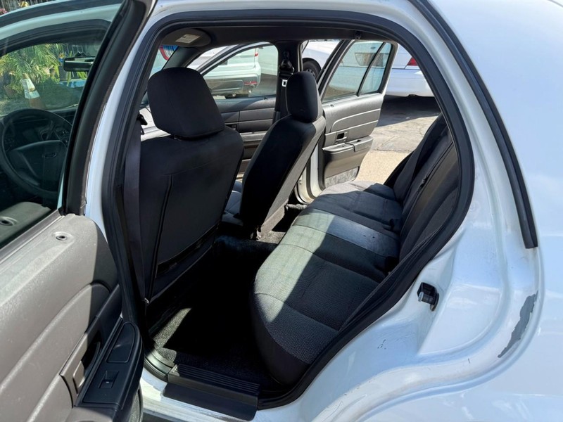 Ford Crown Victoria Vehicle Full-screen Gallery Image 09