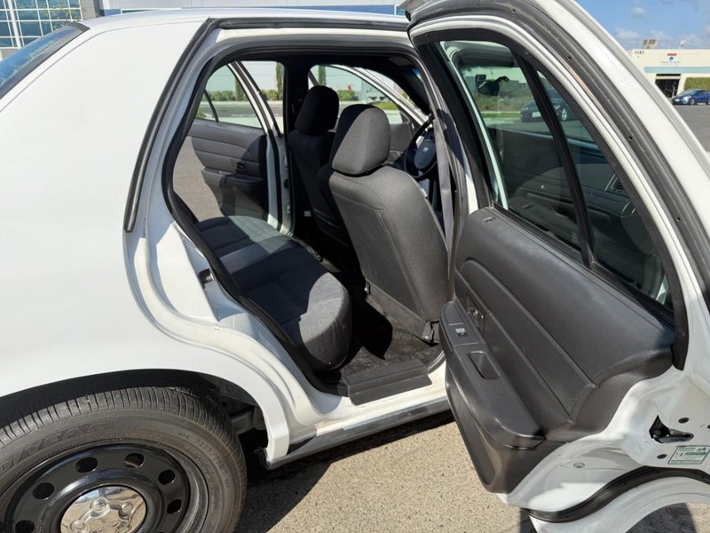 Ford Crown Victoria Vehicle Full-screen Gallery Image 10