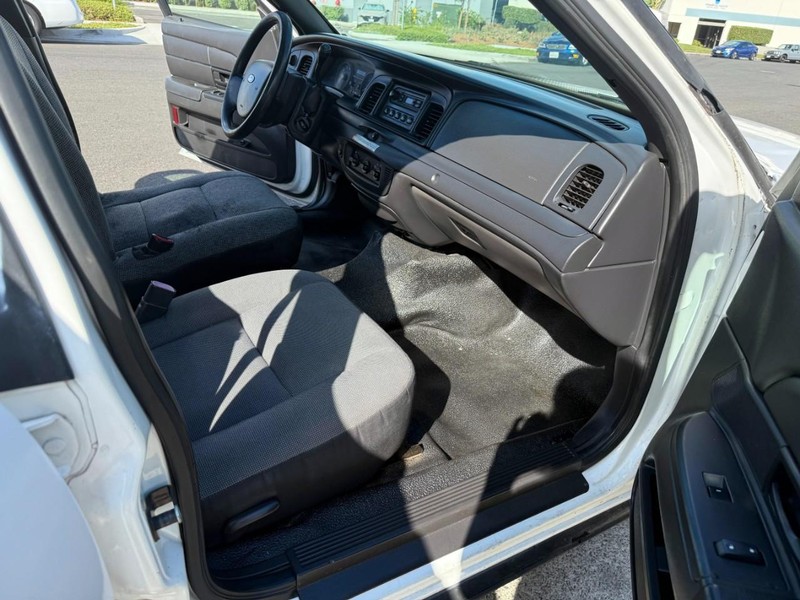 Ford Crown Victoria Vehicle Full-screen Gallery Image 11