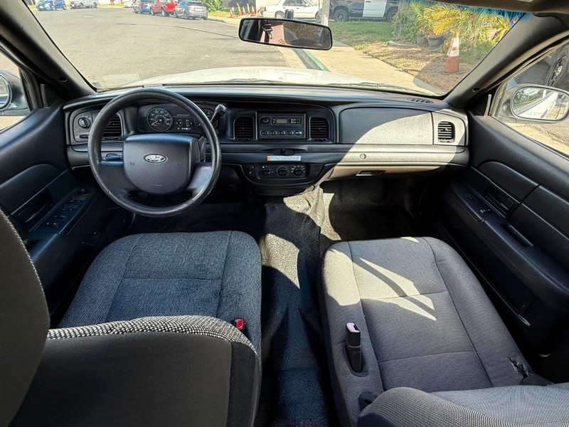 Ford Crown Victoria Vehicle Full-screen Gallery Image 12