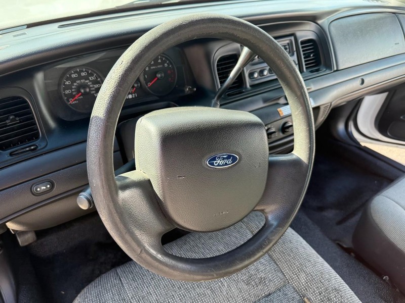 Ford Crown Victoria Vehicle Full-screen Gallery Image 13