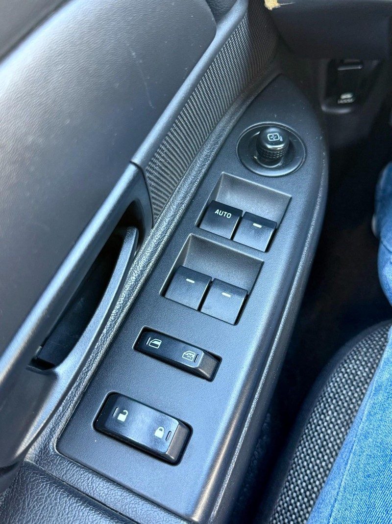 Ford Crown Victoria Vehicle Full-screen Gallery Image 17