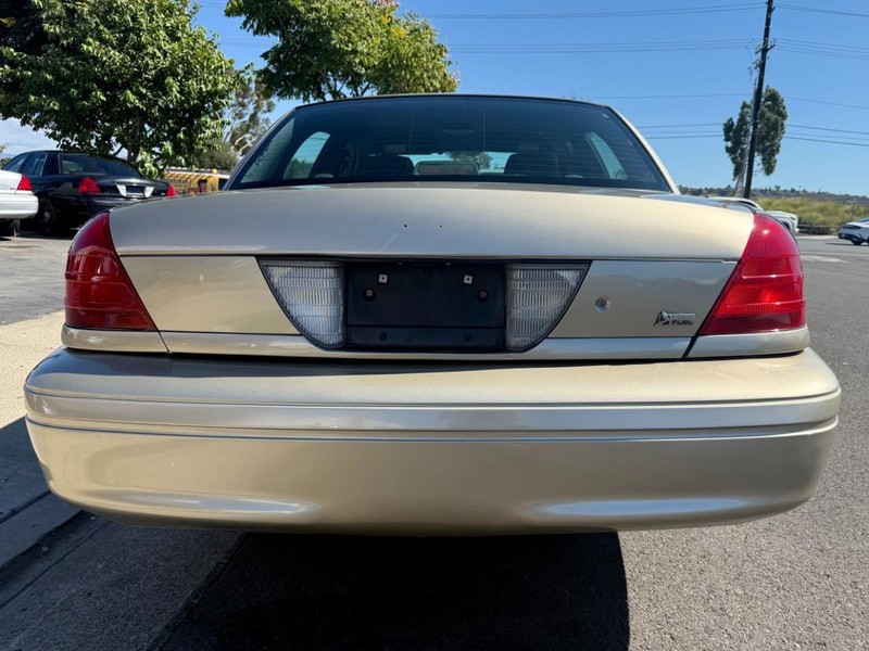 Ford Crown Victoria Vehicle Full-screen Gallery Image 04