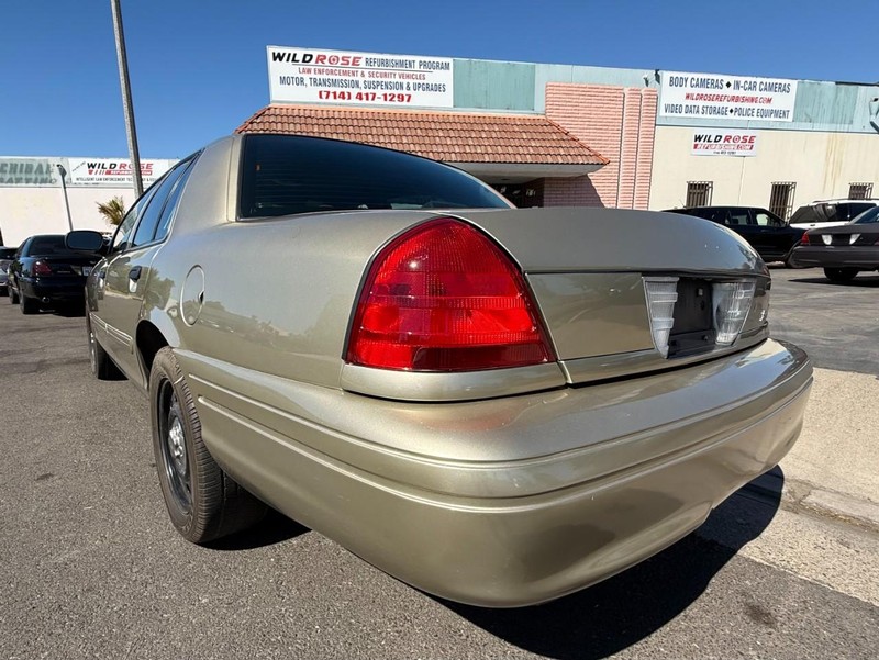 Ford Crown Victoria Vehicle Full-screen Gallery Image 05