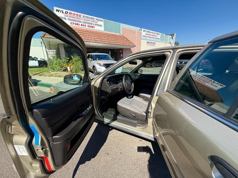 Ford Crown Victoria Vehicle Full-screen Gallery Image 07
