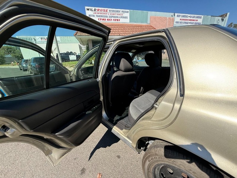 Ford Crown Victoria Vehicle Full-screen Gallery Image 08