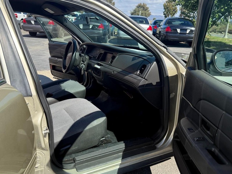 Ford Crown Victoria Vehicle Full-screen Gallery Image 10