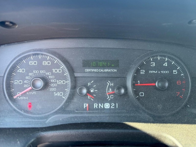 Ford Crown Victoria Vehicle Full-screen Gallery Image 11