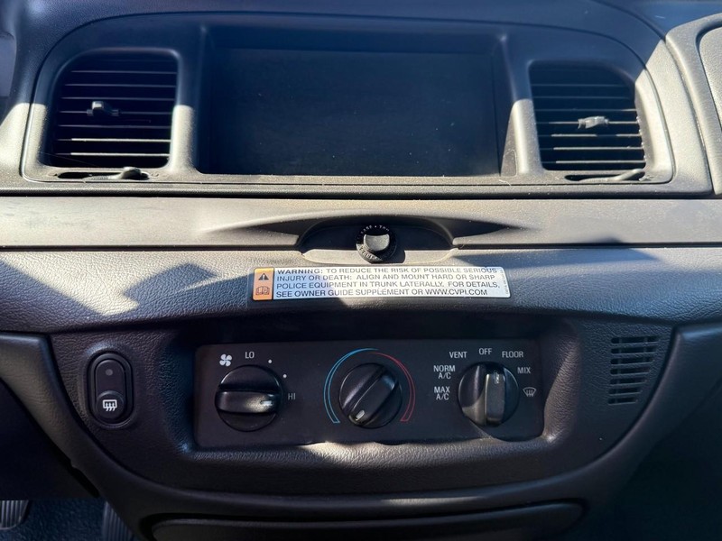 Ford Crown Victoria Vehicle Full-screen Gallery Image 12