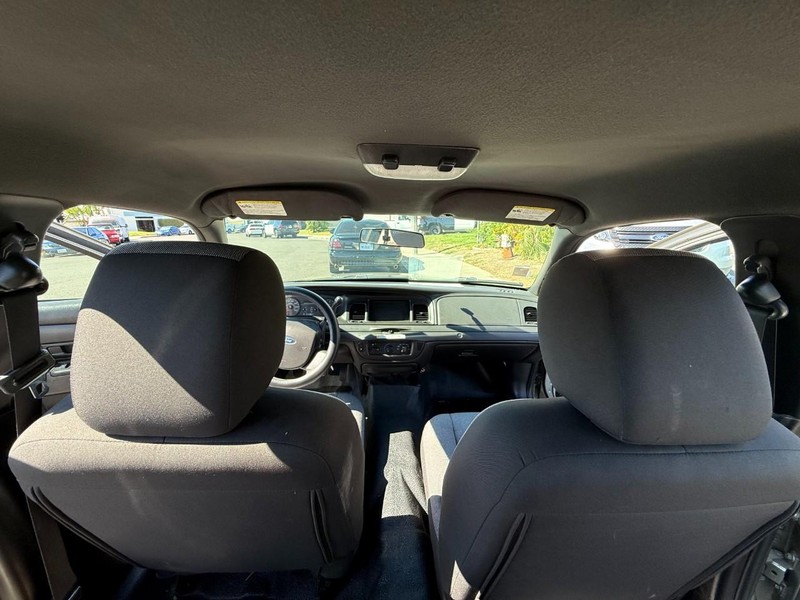 Ford Crown Victoria Vehicle Full-screen Gallery Image 13