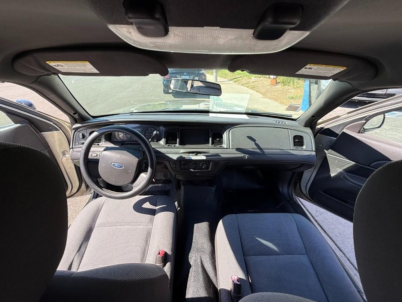 Ford Crown Victoria Vehicle Full-screen Gallery Image 14