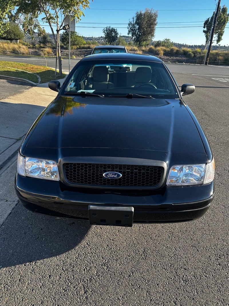 Ford Crown Victoria Vehicle Full-screen Gallery Image 02