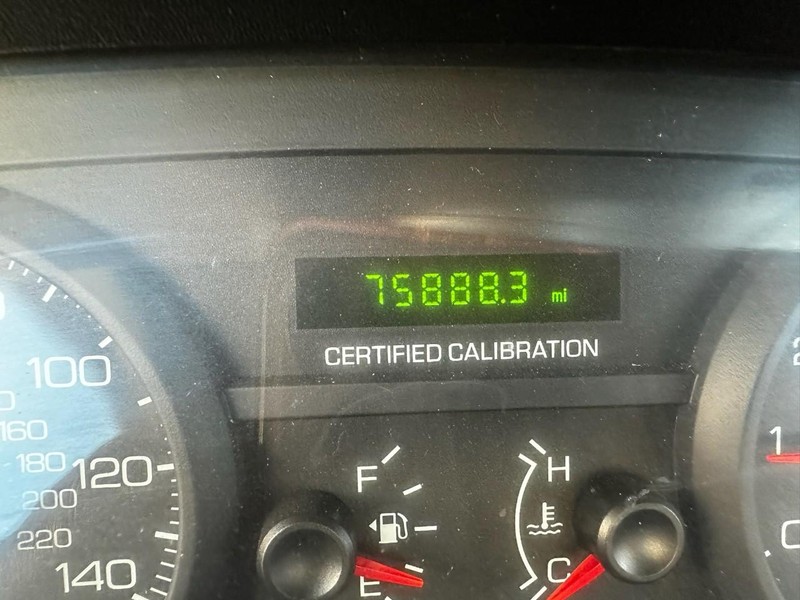 Ford Crown Victoria Vehicle Full-screen Gallery Image 06