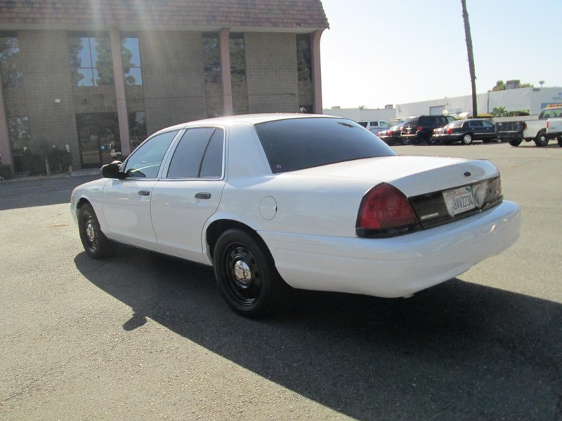 Ford Crown Victoria Vehicle Full-screen Gallery Image 04