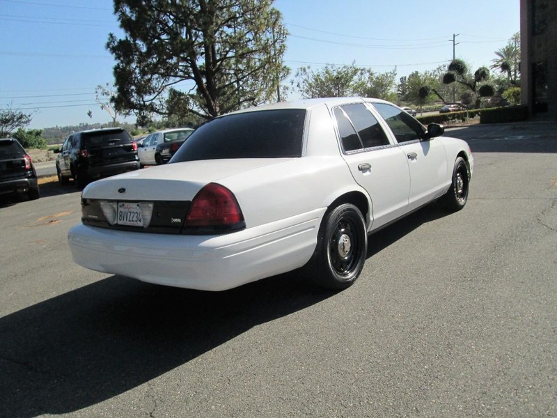 Ford Crown Victoria Vehicle Full-screen Gallery Image 06