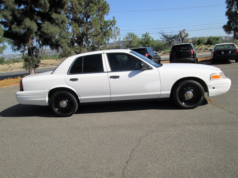 Ford Crown Victoria Vehicle Full-screen Gallery Image 07