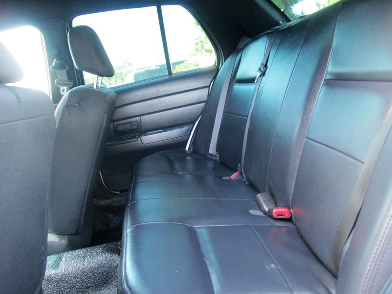 Ford Crown Victoria Vehicle Full-screen Gallery Image 10