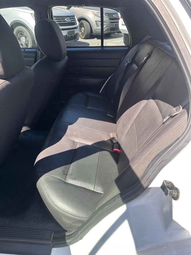 Ford Crown Victoria Vehicle Full-screen Gallery Image 02