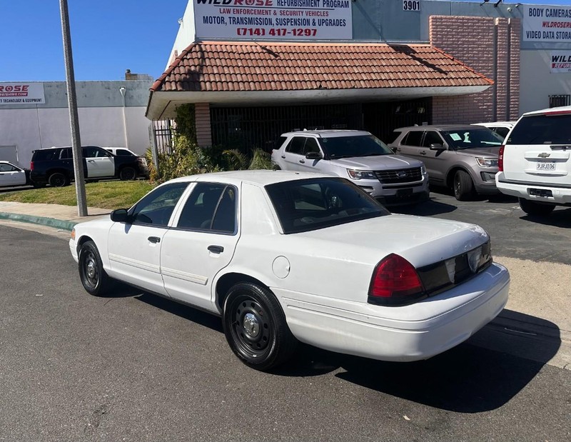 Ford Crown Victoria Vehicle Full-screen Gallery Image 06