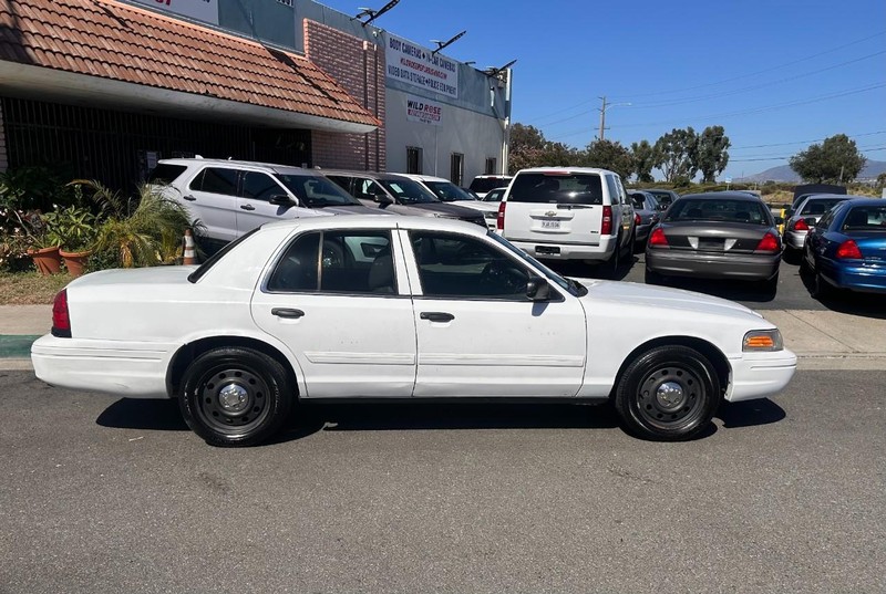 Ford Crown Victoria Vehicle Full-screen Gallery Image 09