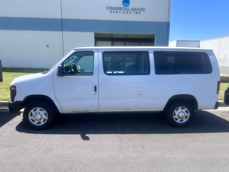 Ford Econoline Wagon Vehicle Full-screen Gallery Image 01