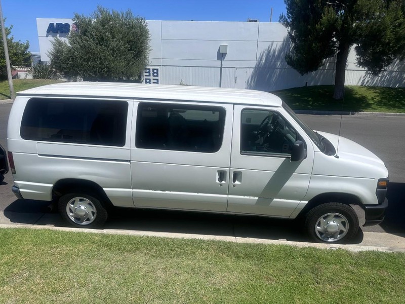 Ford Econoline Wagon Vehicle Full-screen Gallery Image 02