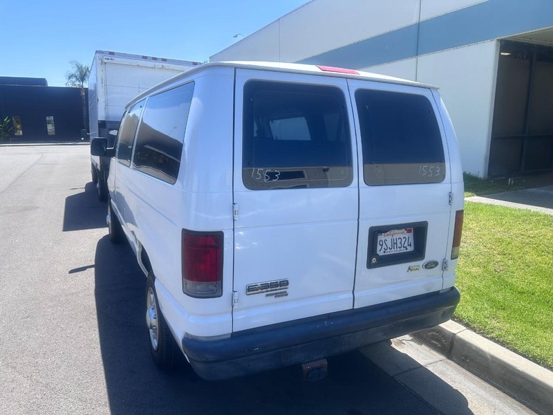 Ford Econoline Wagon Vehicle Full-screen Gallery Image 03