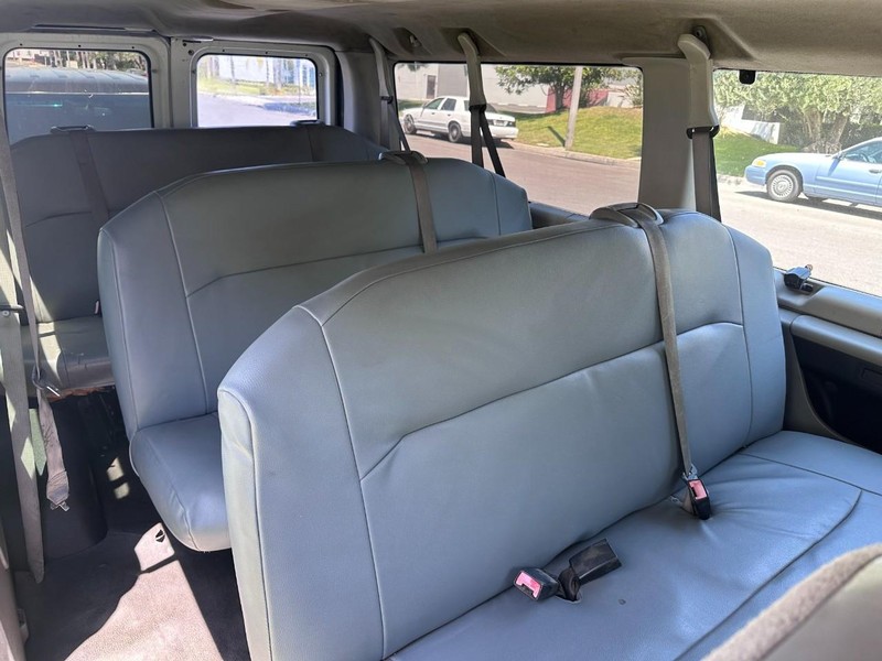 Ford Econoline Wagon Vehicle Full-screen Gallery Image 09