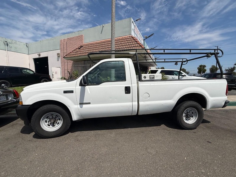 Ford Super Duty F-350 SRW Vehicle Full-screen Gallery Image 01