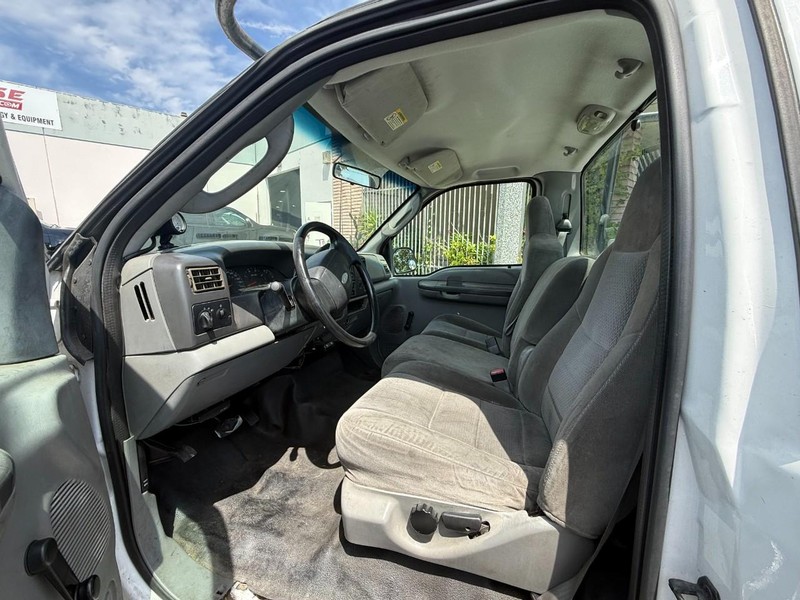 Ford Super Duty F-350 SRW Vehicle Full-screen Gallery Image 02