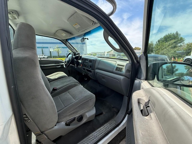 Ford Super Duty F-350 SRW Vehicle Full-screen Gallery Image 03