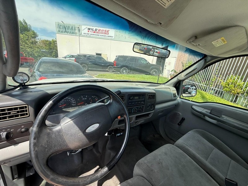 Ford Super Duty F-350 SRW Vehicle Full-screen Gallery Image 04