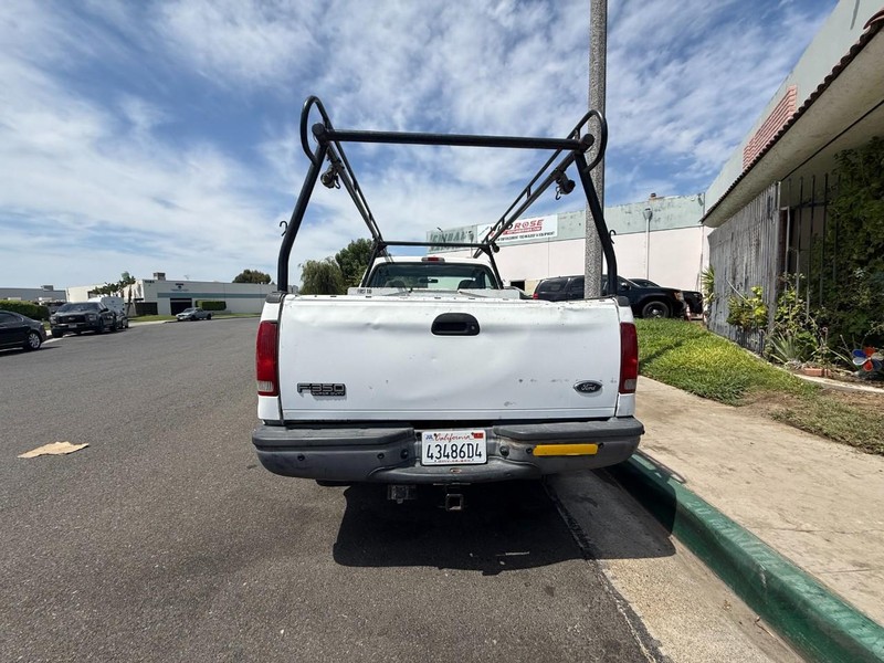 Ford Super Duty F-350 SRW Vehicle Full-screen Gallery Image 05