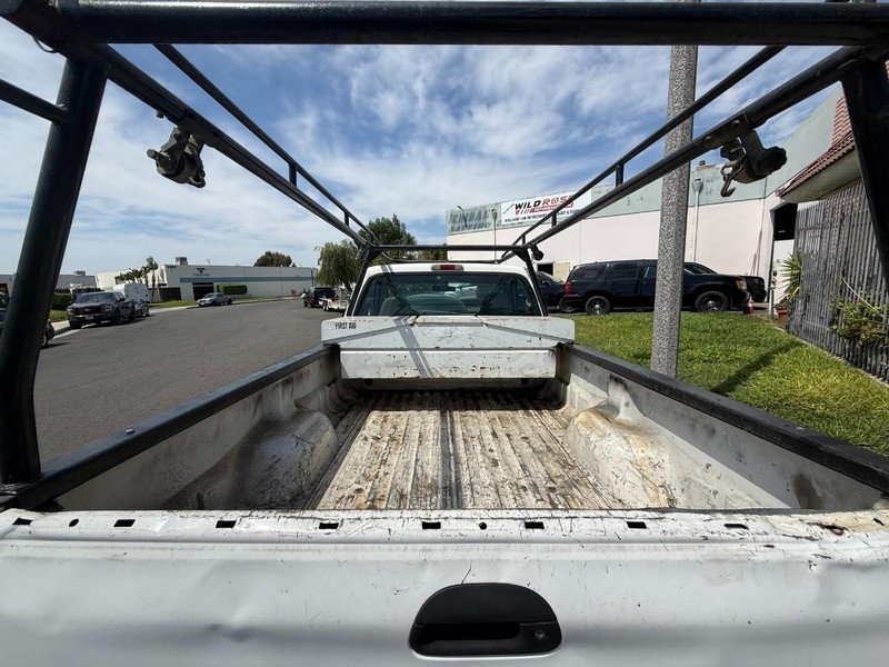 Ford Super Duty F-350 SRW Vehicle Full-screen Gallery Image 06