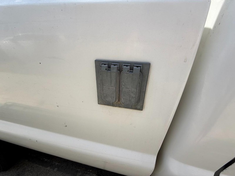 Ford Super Duty F-350 SRW Vehicle Full-screen Gallery Image 07