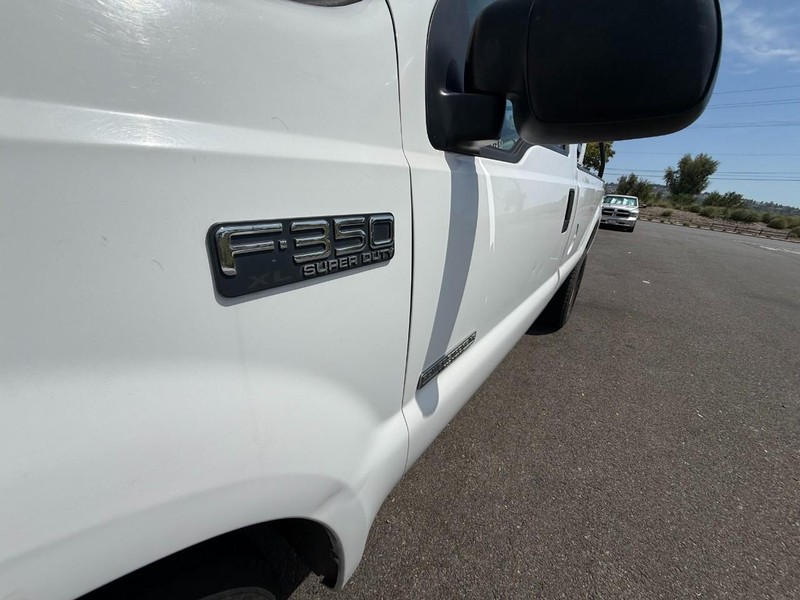 Ford Super Duty F-350 SRW Vehicle Full-screen Gallery Image 08
