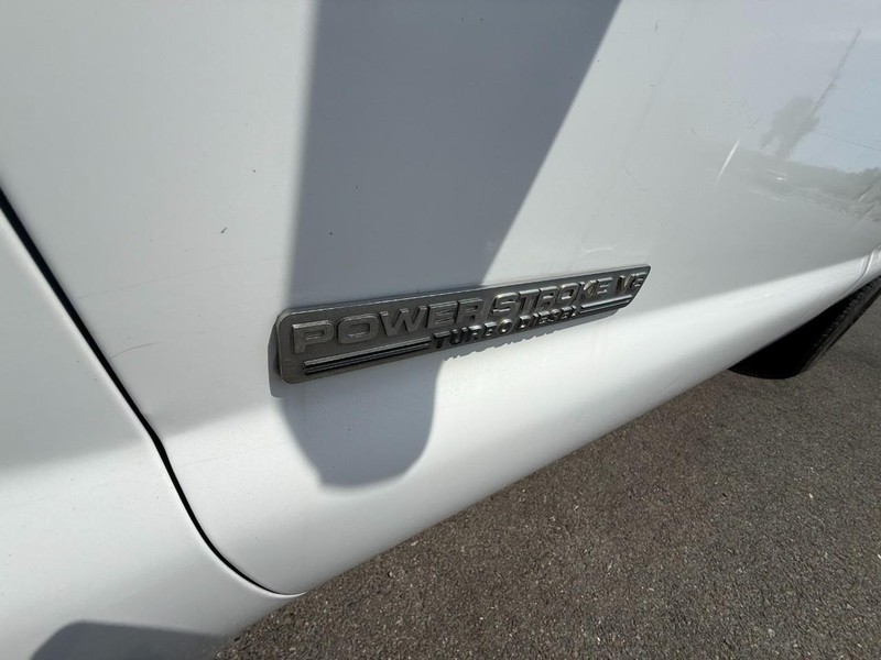 Ford Super Duty F-350 SRW Vehicle Full-screen Gallery Image 09