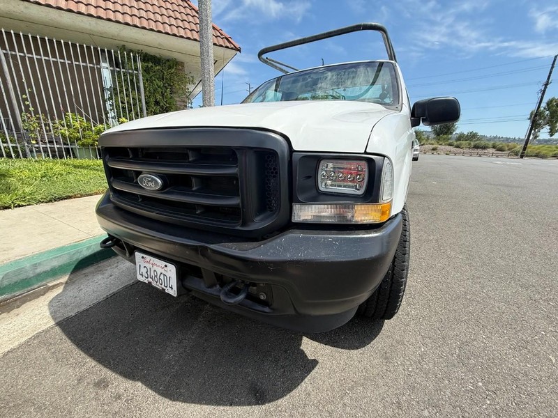 Ford Super Duty F-350 SRW Vehicle Full-screen Gallery Image 11