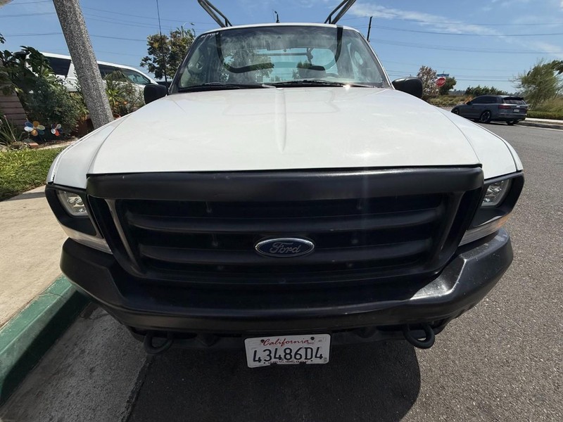 Ford Super Duty F-350 SRW Vehicle Full-screen Gallery Image 12