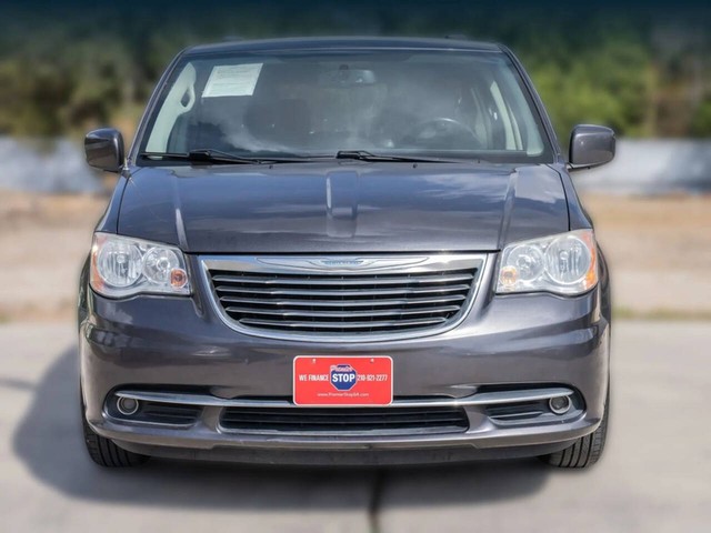 Chrysler Town & Country Vehicle Full-screen Gallery Image 02