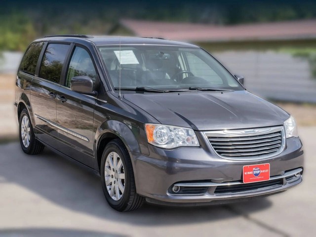 Chrysler Town & Country Vehicle Full-screen Gallery Image 03