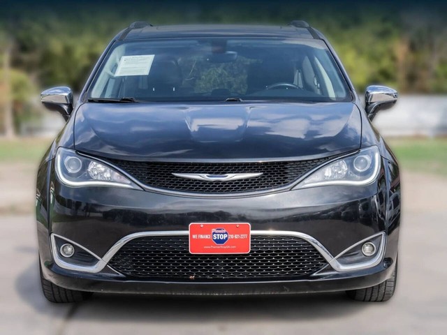 Chrysler Pacifica Vehicle Full-screen Gallery Image 02