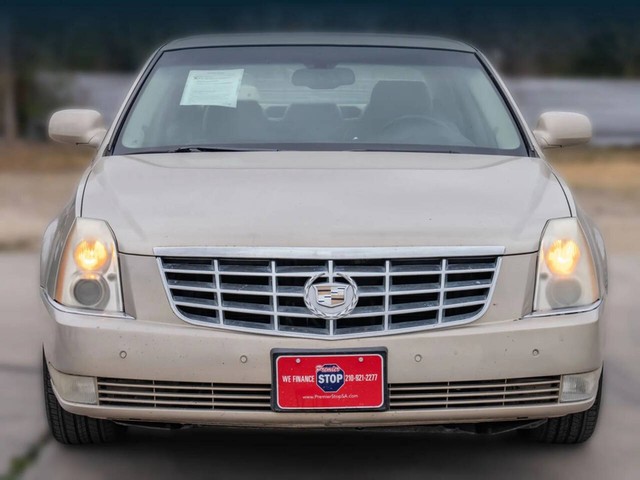 Cadillac DTS Vehicle Full-screen Gallery Image 02