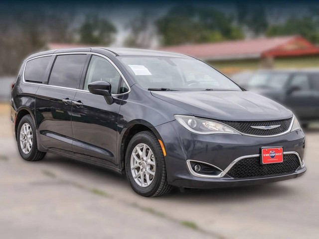 Chrysler Pacifica Vehicle Full-screen Gallery Image 03