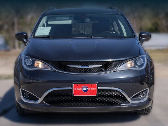 Chrysler Pacifica Vehicle Full-screen Gallery Image 02