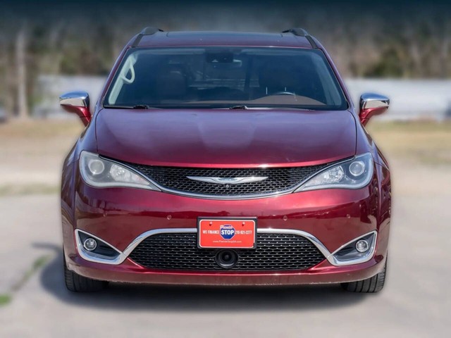 Chrysler Pacifica Vehicle Full-screen Gallery Image 02