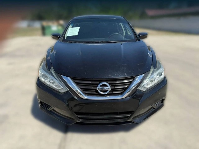 Nissan Altima Vehicle Full-screen Gallery Image 02